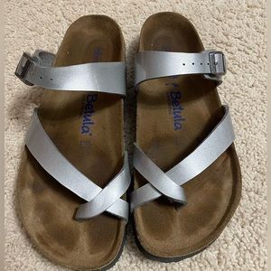 Silver cross-cross toe sandals